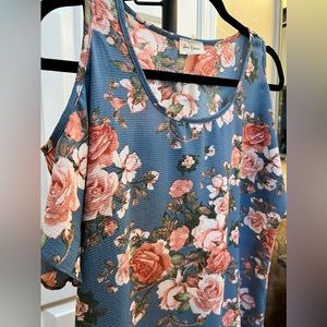 Free Kisses beautiful off the shoulder floral print blouse. Clr blue/pink. Sz M